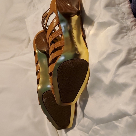 Arturo Chiang  tan (camel color) open toe with gold zipper back of heels - Picture 2 of 7